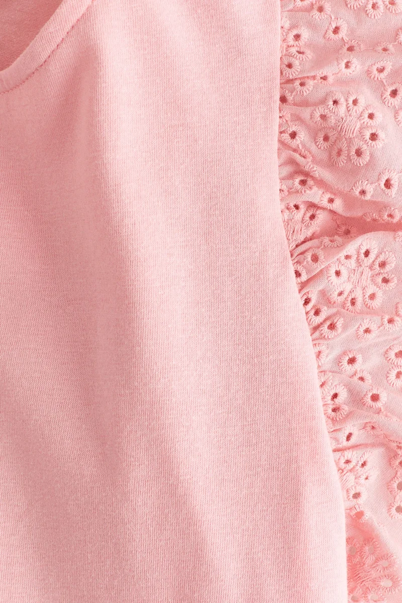 اتش اند ام بلوزة بأكمام مكشكشة وتطريزات ذات نمط انجليزي